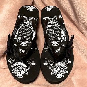 New Juicy Couture Charm Flip Flops🖤 -minor flaws from storage)